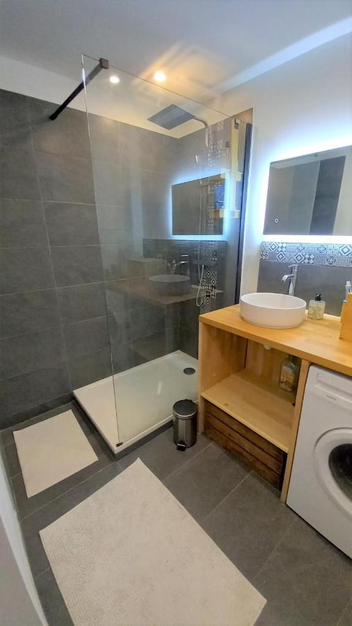 Magnifique Cocon - Metro A Republique - 2 Belles Chambres Avec Dressings - Wifi Gratuit - Netflix - Au Calme Absolu - Lumineux - Jardin Arbore Partage Dans La Residence Villeurbanne Luaran gambar